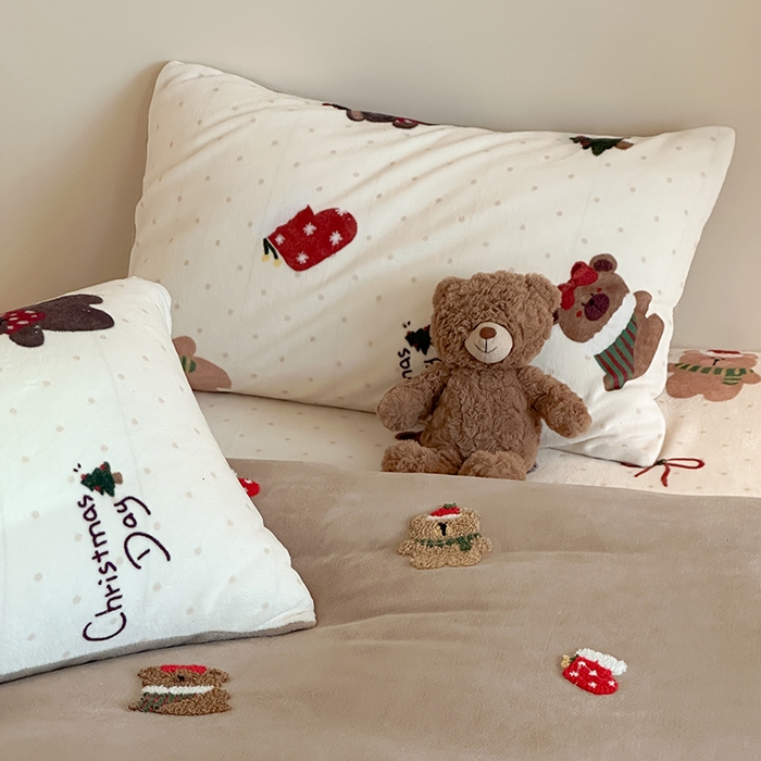 91家纺网 家纺一手货源 找家纺 桃子家居 2025新款A类毛巾绣立体数码印花可爱卡通圣诞印加绣加厚牛奶绒系列四件套 绒印加绣-咖咖圣诞小熊