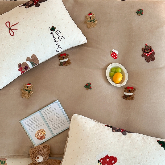 91家纺网 家纺一手货源 找家纺 桃子家居 2025新款A类毛巾绣立体数码印花可爱卡通圣诞印加绣加厚牛奶绒系列四件套 绒印加绣-咖咖圣诞小熊
