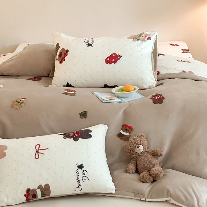 91家纺网 家纺一手货源 找家纺 桃子家居 2025新款A类毛巾绣立体数码印花可爱卡通圣诞印加绣加厚牛奶绒系列四件套 绒印加绣-咖咖圣诞小熊