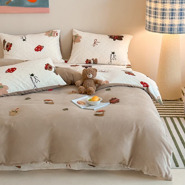 91家纺网 家纺一手货源 找家纺 桃子家居 2025新款A类毛巾绣立体数码印花可爱卡通圣诞印加绣加厚牛奶绒系列四件套 绒印加绣-咖咖圣诞小熊