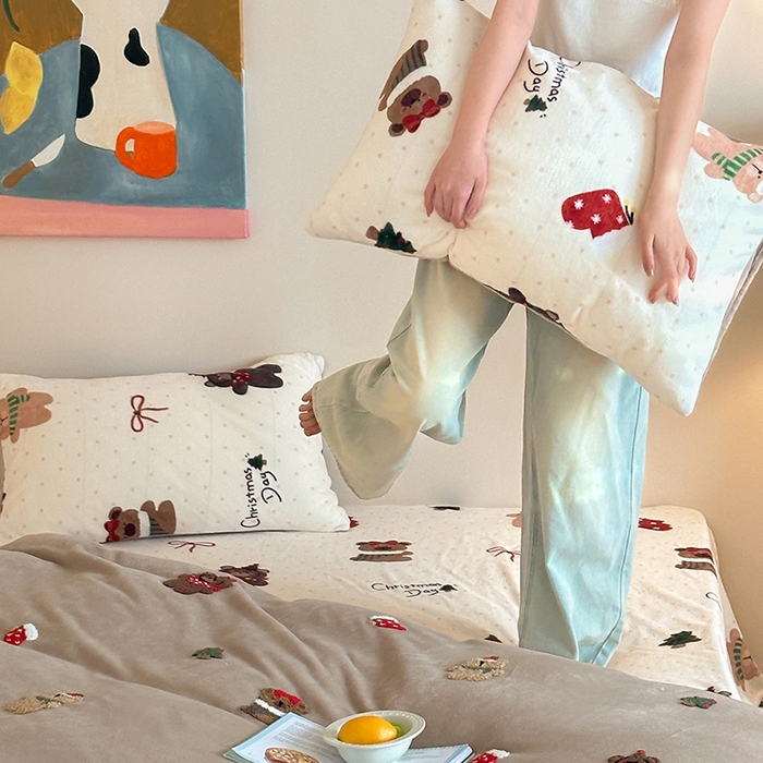 91家纺网 家纺一手货源 找家纺 桃子家居 2025新款A类毛巾绣立体数码印花可爱卡通圣诞印加绣加厚牛奶绒系列四件套 绒印加绣-咖咖圣诞小熊