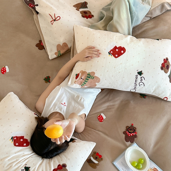 91家纺网 家纺一手货源 找家纺 桃子家居 2025新款A类毛巾绣立体数码印花可爱卡通圣诞印加绣加厚牛奶绒系列四件套 绒印加绣-咖咖圣诞小熊