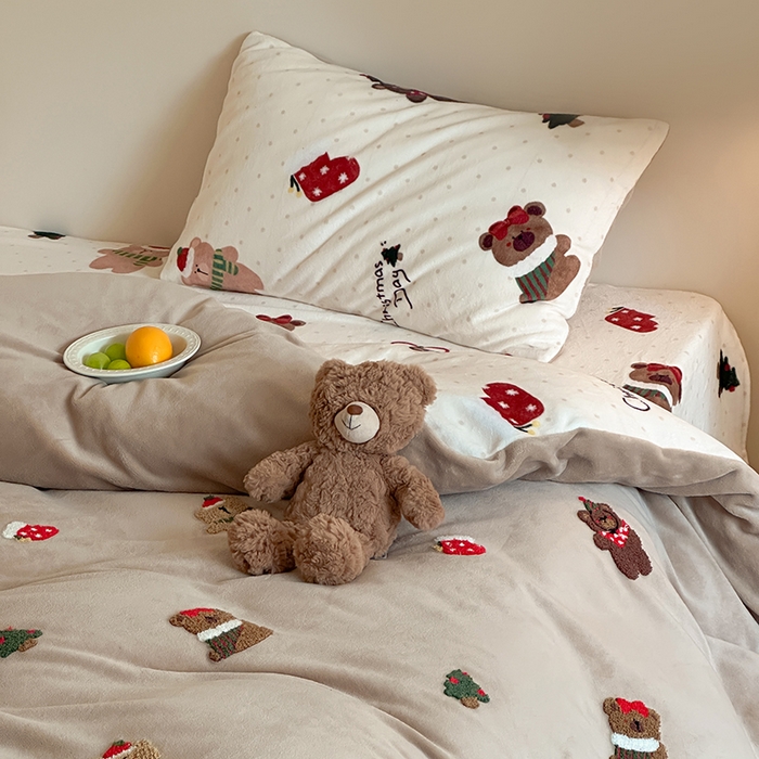 91家纺网 家纺一手货源 找家纺 桃子家居 2025新款A类毛巾绣立体数码印花可爱卡通圣诞印加绣加厚牛奶绒系列四件套 绒印加绣-咖咖圣诞小熊