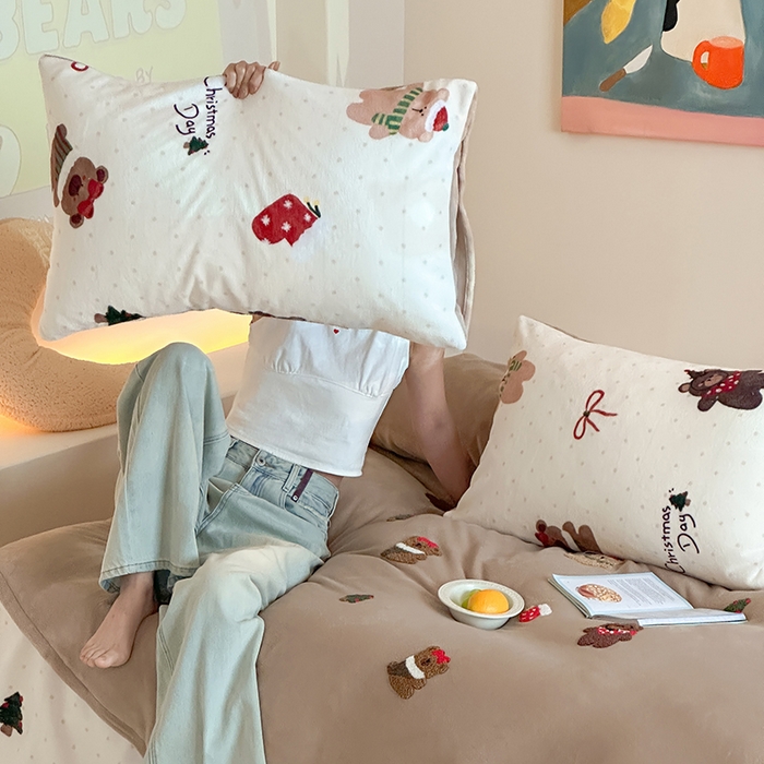 91家纺网 家纺一手货源 找家纺 桃子家居 2025新款A类毛巾绣立体数码印花可爱卡通圣诞印加绣加厚牛奶绒系列四件套 绒印加绣-咖咖圣诞小熊