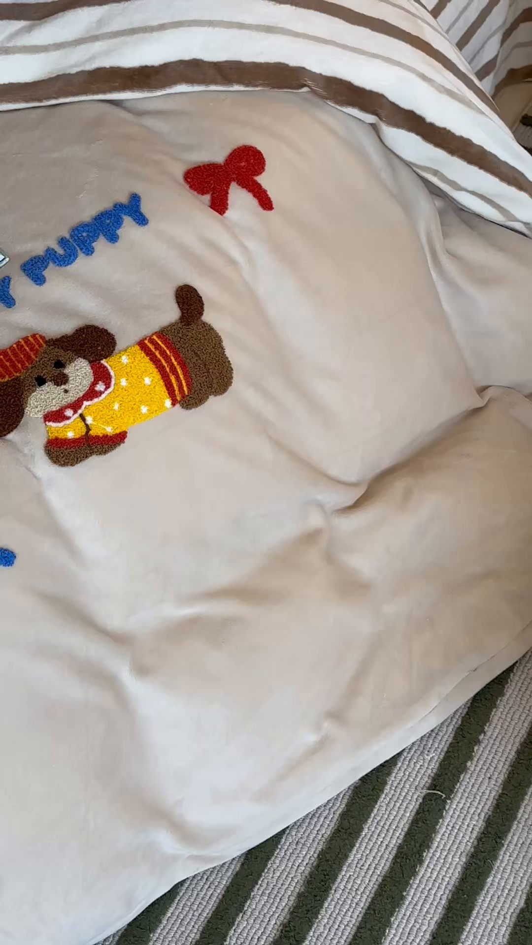 91家纺网 家纺一手货源 找家纺 桃子家居 2025新款A类毛巾绣立体数码印花可爱卡通圣诞印加绣加厚牛奶绒系列四件套 绒印加绣-咖咖圣诞小熊