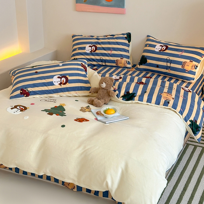 91家纺网 家纺一手货源 找家纺 桃子家居 2025新款A类毛巾绣立体数码印花可爱卡通圣诞印加绣加厚牛奶绒系列四件套 绒印加绣-奶黄条纹雪人