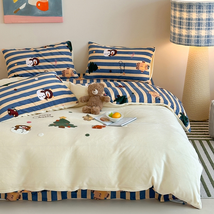 91家纺网 家纺一手货源 找家纺 桃子家居 2025新款A类毛巾绣立体数码印花可爱卡通圣诞印加绣加厚牛奶绒系列四件套 绒印加绣-奶黄条纹雪人