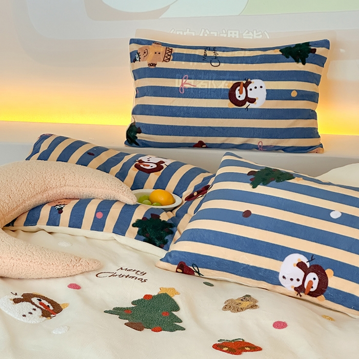 91家纺网 家纺一手货源 找家纺 桃子家居 2025新款A类毛巾绣立体数码印花可爱卡通圣诞印加绣加厚牛奶绒系列四件套 绒印加绣-奶黄条纹雪人