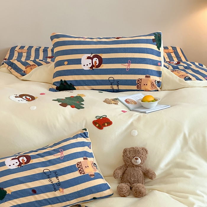 91家纺网 家纺一手货源 找家纺 桃子家居 2025新款A类毛巾绣立体数码印花可爱卡通圣诞印加绣加厚牛奶绒系列四件套 绒印加绣-奶黄条纹雪人