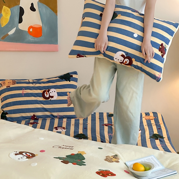 91家纺网 家纺一手货源 找家纺 桃子家居 2025新款A类毛巾绣立体数码印花可爱卡通圣诞印加绣加厚牛奶绒系列四件套 绒印加绣-奶黄条纹雪人