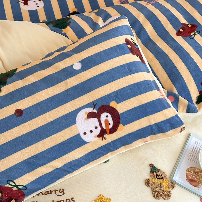 91家纺网 家纺一手货源 找家纺 桃子家居 2025新款A类毛巾绣立体数码印花可爱卡通圣诞印加绣加厚牛奶绒系列四件套 绒印加绣-奶黄条纹雪人