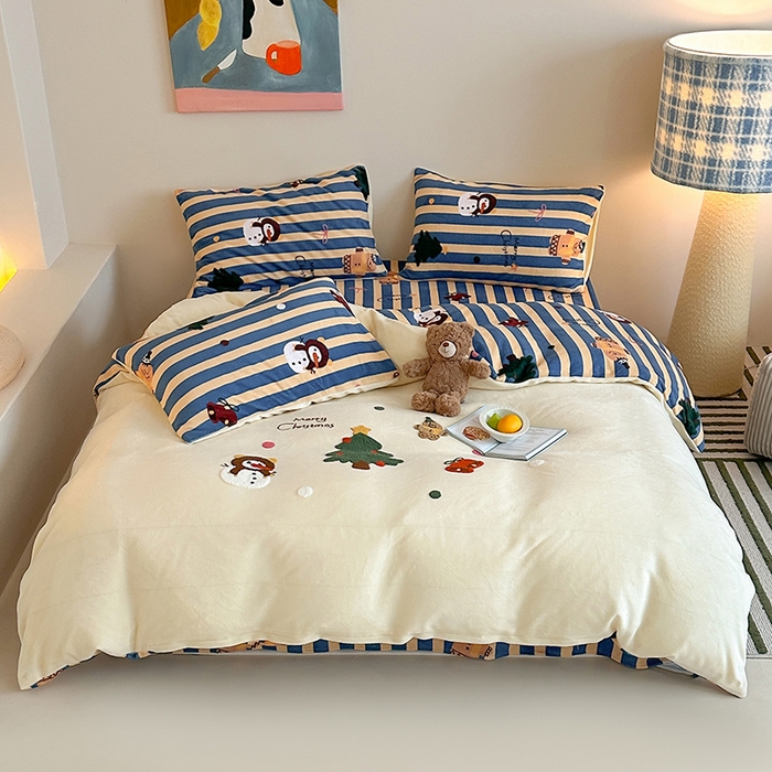 91家纺网 家纺一手货源 找家纺 桃子家居 2025新款A类毛巾绣立体数码印花可爱卡通圣诞印加绣加厚牛奶绒系列四件套 绒印加绣-奶黄条纹雪人