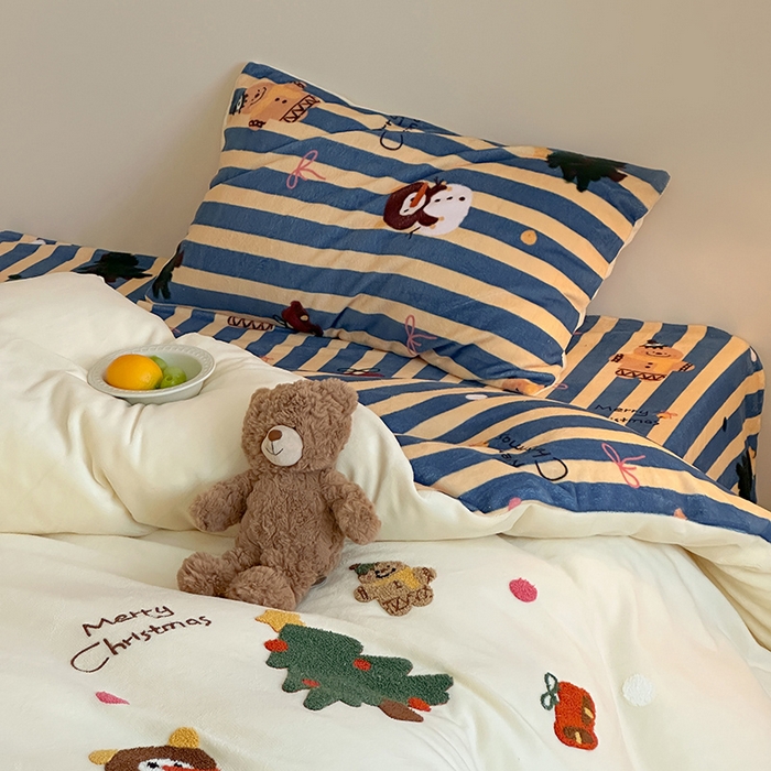 91家纺网 家纺一手货源 找家纺 桃子家居 2025新款A类毛巾绣立体数码印花可爱卡通圣诞印加绣加厚牛奶绒系列四件套 绒印加绣-奶黄条纹雪人