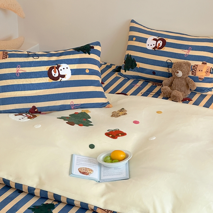 91家纺网 家纺一手货源 找家纺 桃子家居 2025新款A类毛巾绣立体数码印花可爱卡通圣诞印加绣加厚牛奶绒系列四件套 绒印加绣-奶黄条纹雪人