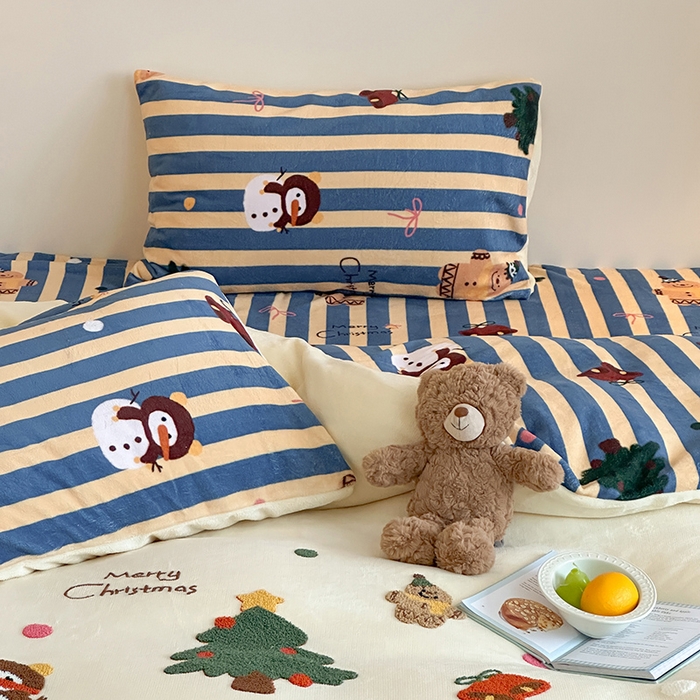 91家纺网 家纺一手货源 找家纺 桃子家居 2025新款A类毛巾绣立体数码印花可爱卡通圣诞印加绣加厚牛奶绒系列四件套 绒印加绣-奶黄条纹雪人