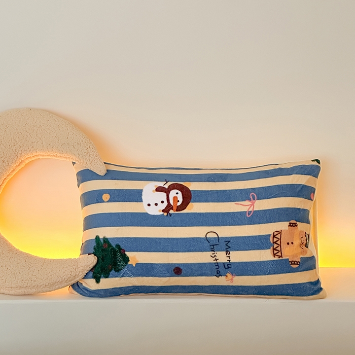 91家纺网 家纺一手货源 找家纺 桃子家居 2025新款A类毛巾绣立体数码印花可爱卡通圣诞印加绣加厚牛奶绒系列四件套 绒印加绣-奶黄条纹雪人