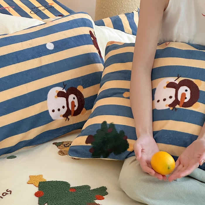 91家纺网 家纺一手货源 找家纺 桃子家居 2025新款A类毛巾绣立体数码印花可爱卡通圣诞印加绣加厚牛奶绒系列四件套 绒印加绣-奶黄条纹雪人