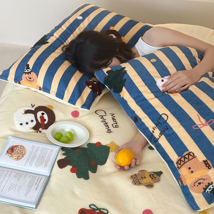 91家纺网 家纺一手货源 找家纺 桃子家居 2025新款A类毛巾绣立体数码印花可爱卡通圣诞印加绣加厚牛奶绒系列四件套 绒印加绣-奶黄条纹雪人