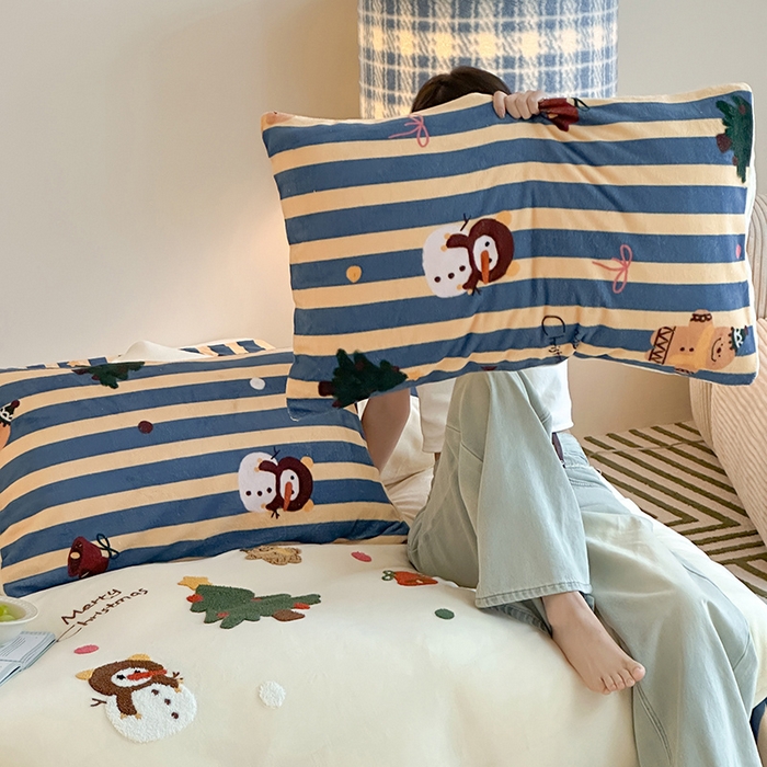 91家纺网 家纺一手货源 找家纺 桃子家居 2025新款A类毛巾绣立体数码印花可爱卡通圣诞印加绣加厚牛奶绒系列四件套 绒印加绣-奶黄条纹雪人