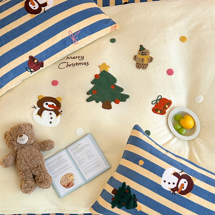91家纺网 家纺一手货源 找家纺 桃子家居 2025新款A类毛巾绣立体数码印花可爱卡通圣诞印加绣加厚牛奶绒系列四件套 绒印加绣-奶黄条纹雪人