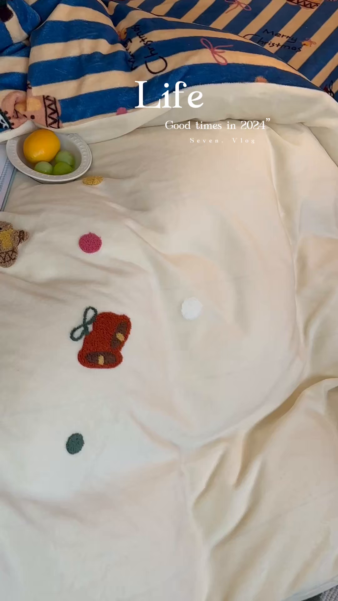 91家纺网 家纺一手货源 找家纺 桃子家居 2025新款A类毛巾绣立体数码印花可爱卡通圣诞印加绣加厚牛奶绒系列四件套 绒印加绣-奶黄条纹雪人