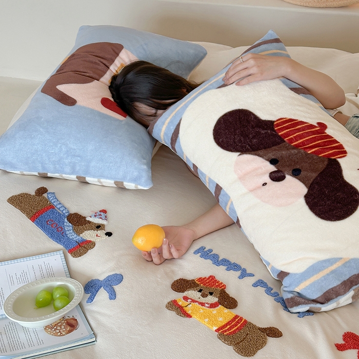 91家纺网 家纺一手货源 找家纺 桃子家居 2025新款A类毛巾绣立体数码印花可爱卡通圣诞印加绣加厚牛奶绒系列四件套 绒印加绣-奶油欢乐狗