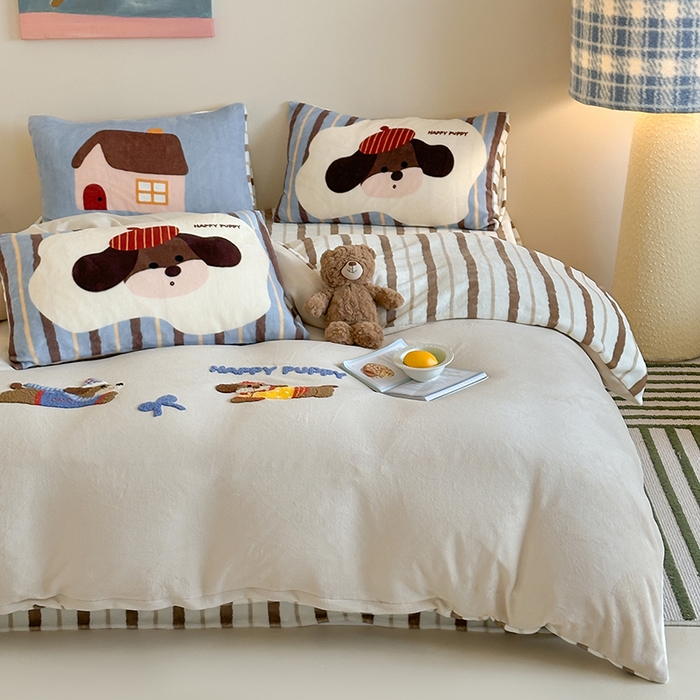 91家纺网 家纺一手货源 找家纺 桃子家居 2025新款A类毛巾绣立体数码印花可爱卡通圣诞印加绣加厚牛奶绒系列四件套 绒印加绣-奶油欢乐狗