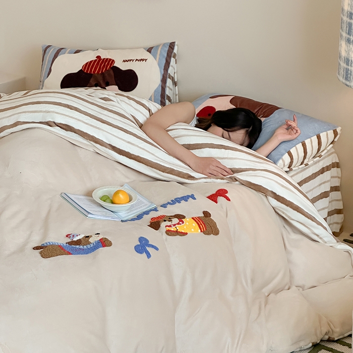 91家纺网 家纺一手货源 找家纺 桃子家居 2025新款A类毛巾绣立体数码印花可爱卡通圣诞印加绣加厚牛奶绒系列四件套 绒印加绣-奶油欢乐狗