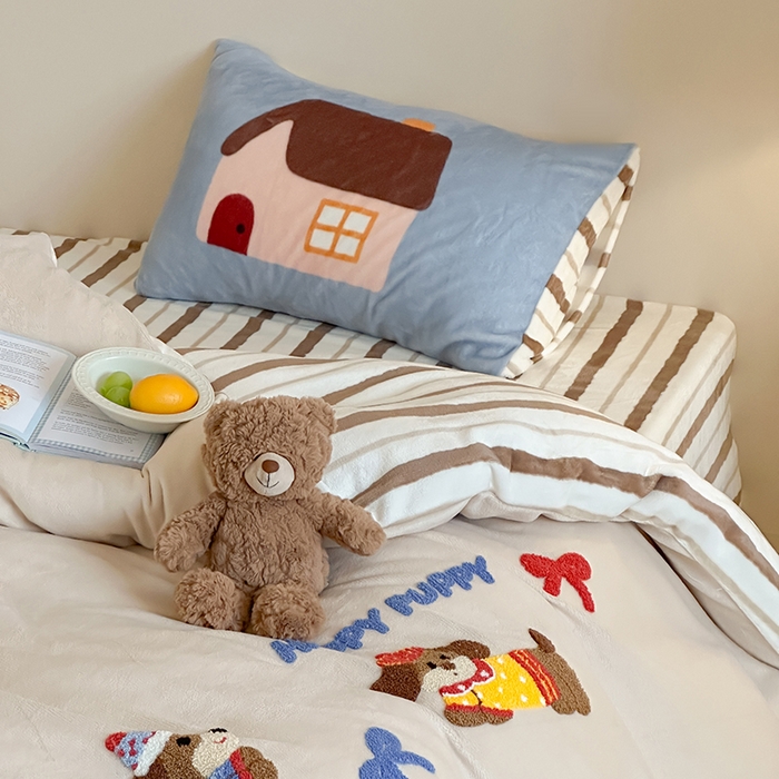 91家纺网 家纺一手货源 找家纺 桃子家居 2025新款A类毛巾绣立体数码印花可爱卡通圣诞印加绣加厚牛奶绒系列四件套 绒印加绣-奶油欢乐狗