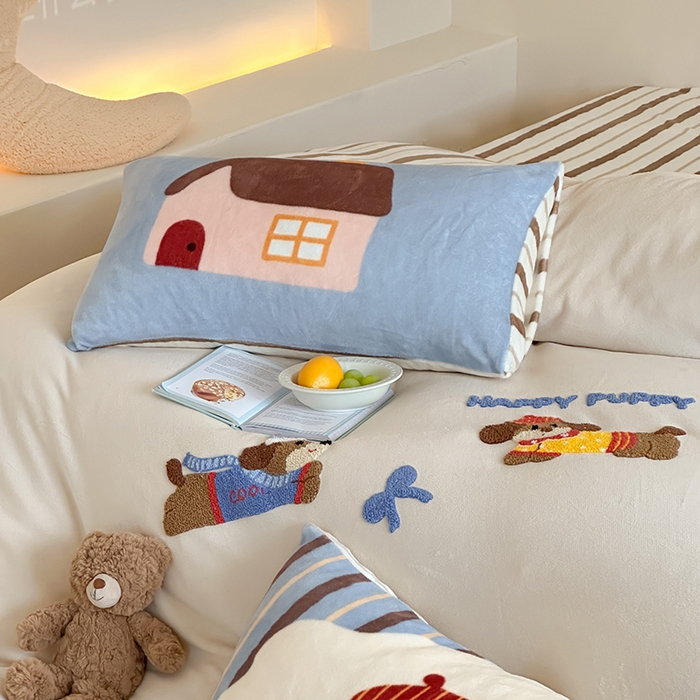 91家纺网 家纺一手货源 找家纺 桃子家居 2025新款A类毛巾绣立体数码印花可爱卡通圣诞印加绣加厚牛奶绒系列四件套 绒印加绣-奶油欢乐狗