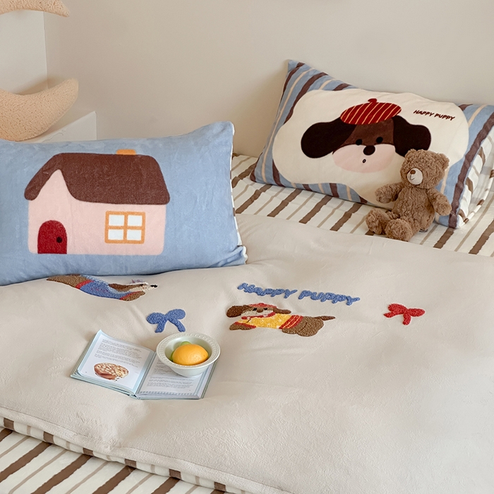 91家纺网 家纺一手货源 找家纺 桃子家居 2025新款A类毛巾绣立体数码印花可爱卡通圣诞印加绣加厚牛奶绒系列四件套 绒印加绣-奶油欢乐狗