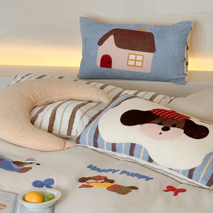 91家纺网 家纺一手货源 找家纺 桃子家居 2025新款A类毛巾绣立体数码印花可爱卡通圣诞印加绣加厚牛奶绒系列四件套 绒印加绣-奶油欢乐狗