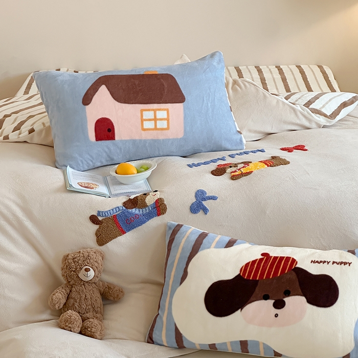 91家纺网 家纺一手货源 找家纺 桃子家居 2025新款A类毛巾绣立体数码印花可爱卡通圣诞印加绣加厚牛奶绒系列四件套 绒印加绣-奶油欢乐狗