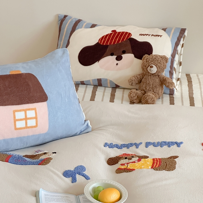 91家纺网 家纺一手货源 找家纺 桃子家居 2025新款A类毛巾绣立体数码印花可爱卡通圣诞印加绣加厚牛奶绒系列四件套 绒印加绣-奶油欢乐狗