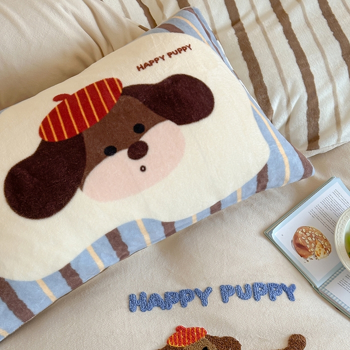 91家纺网 家纺一手货源 找家纺 桃子家居 2025新款A类毛巾绣立体数码印花可爱卡通圣诞印加绣加厚牛奶绒系列四件套 绒印加绣-奶油欢乐狗