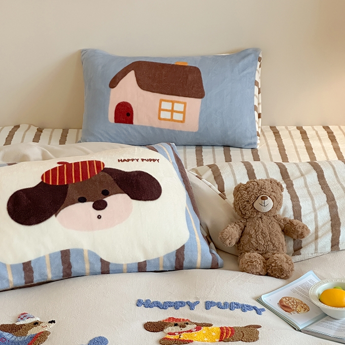 91家纺网 家纺一手货源 找家纺 桃子家居 2025新款A类毛巾绣立体数码印花可爱卡通圣诞印加绣加厚牛奶绒系列四件套 绒印加绣-奶油欢乐狗