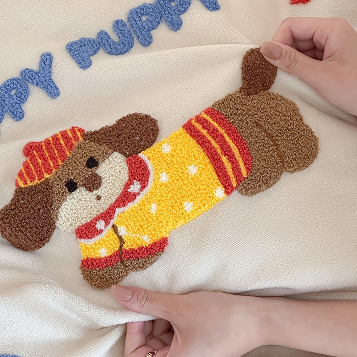 91家纺网 家纺一手货源 找家纺 桃子家居 2025新款A类毛巾绣立体数码印花可爱卡通圣诞印加绣加厚牛奶绒系列四件套 绒印加绣-奶油欢乐狗