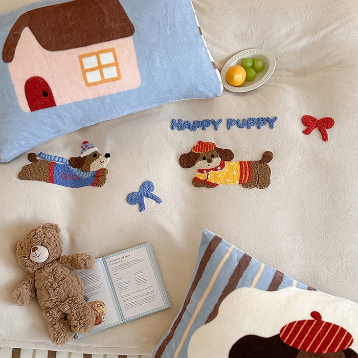 91家纺网 家纺一手货源 找家纺 桃子家居 2025新款A类毛巾绣立体数码印花可爱卡通圣诞印加绣加厚牛奶绒系列四件套 绒印加绣-奶油欢乐狗