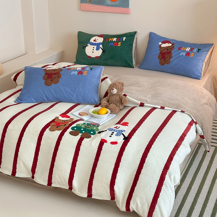 91家纺网 家纺一手货源 找家纺 桃子家居 2025新款A类毛巾绣立体数码印花可爱卡通圣诞印加绣加厚牛奶绒系列四件套 绒印加绣-条纹圣诞快乐