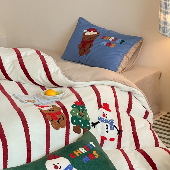 91家纺网 家纺一手货源 找家纺 桃子家居 2025新款A类毛巾绣立体数码印花可爱卡通圣诞印加绣加厚牛奶绒系列四件套 绒印加绣-条纹圣诞快乐