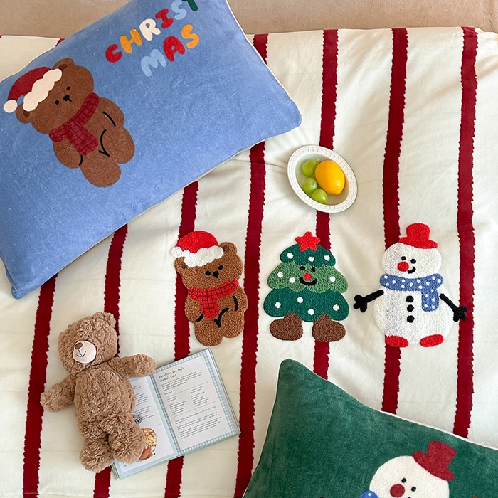 91家纺网 家纺一手货源 找家纺 桃子家居 2025新款A类毛巾绣立体数码印花可爱卡通圣诞印加绣加厚牛奶绒系列四件套 绒印加绣-条纹圣诞快乐