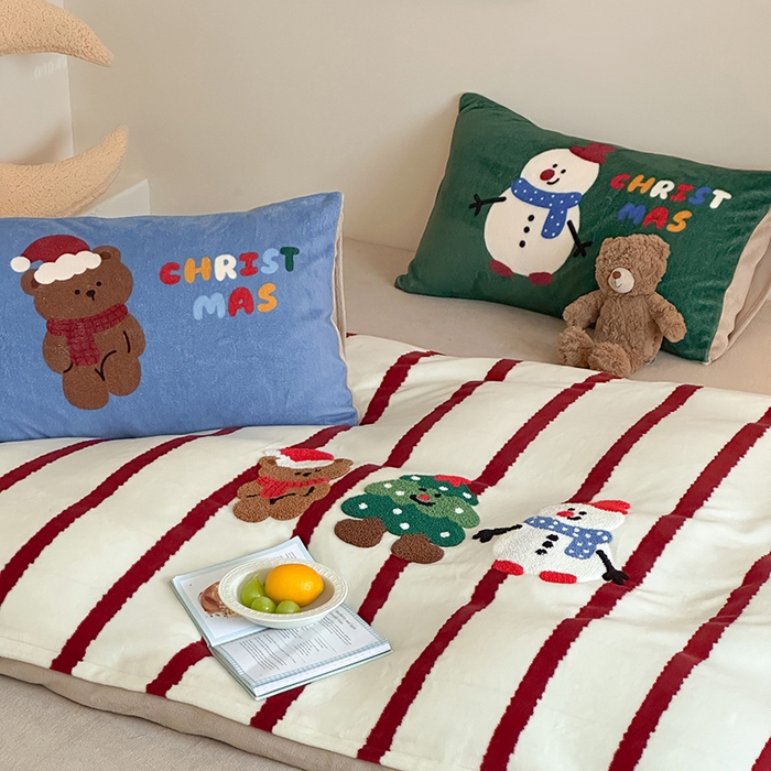 91家纺网 家纺一手货源 找家纺 桃子家居 2025新款A类毛巾绣立体数码印花可爱卡通圣诞印加绣加厚牛奶绒系列四件套 绒印加绣-条纹圣诞快乐