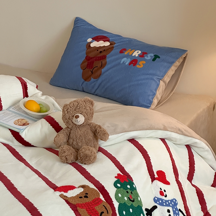 91家纺网 家纺一手货源 找家纺 桃子家居 2025新款A类毛巾绣立体数码印花可爱卡通圣诞印加绣加厚牛奶绒系列四件套 绒印加绣-条纹圣诞快乐