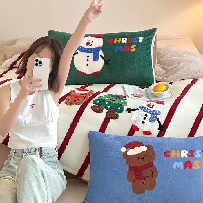 91家纺网 家纺一手货源 找家纺 桃子家居 2025新款A类毛巾绣立体数码印花可爱卡通圣诞印加绣加厚牛奶绒系列四件套 绒印加绣-条纹圣诞快乐