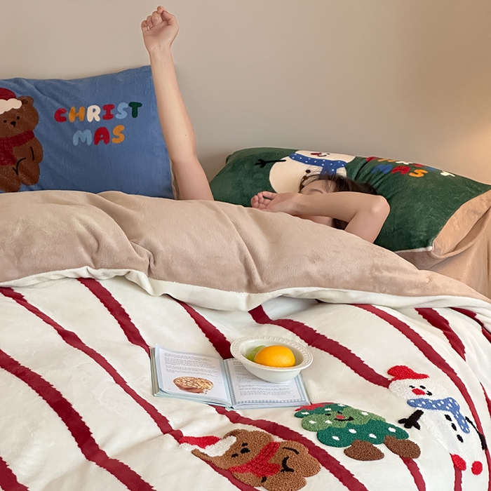 91家纺网 家纺一手货源 找家纺 桃子家居 2025新款A类毛巾绣立体数码印花可爱卡通圣诞印加绣加厚牛奶绒系列四件套 绒印加绣-条纹圣诞快乐