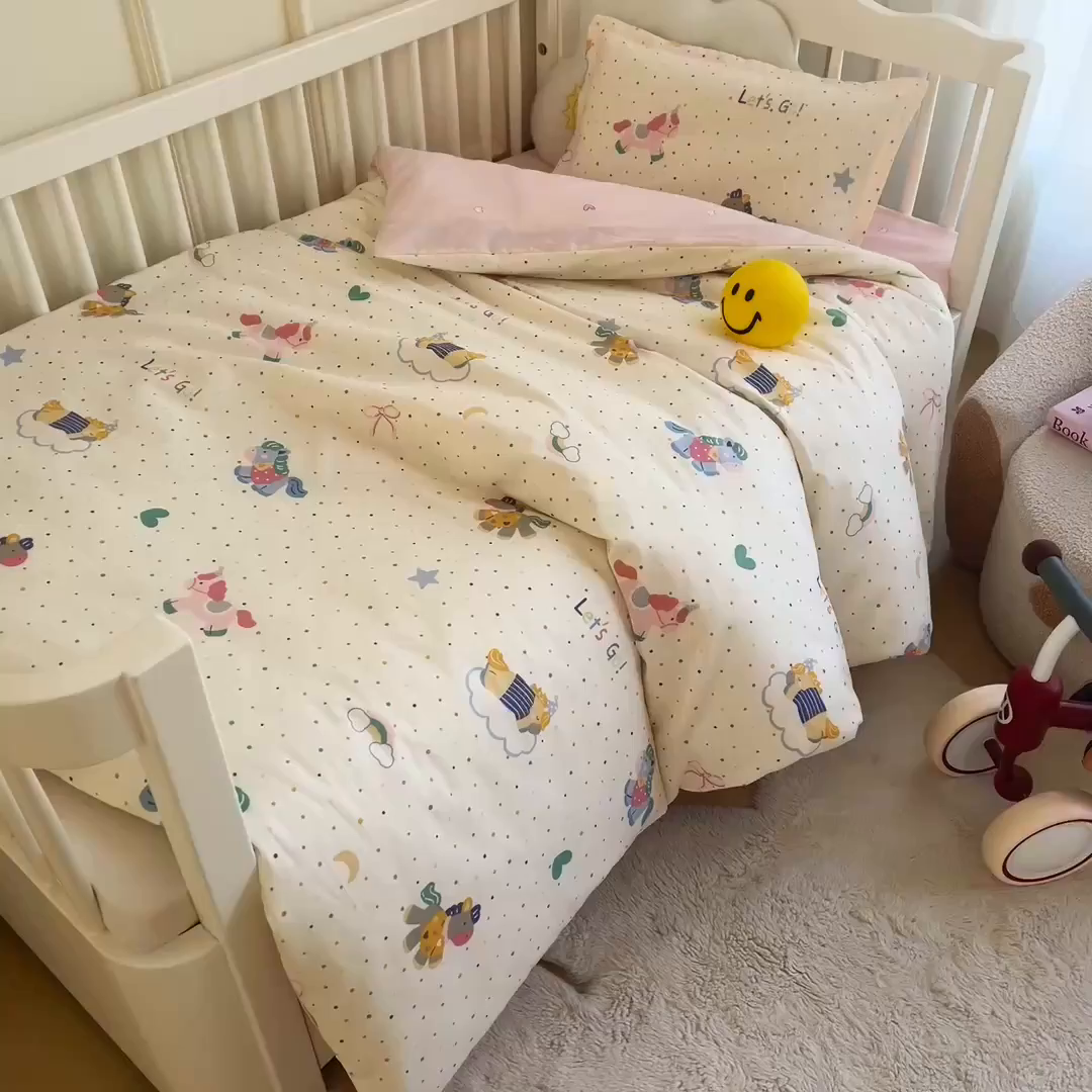 91家纺网 家纺一手货源 找家纺 芭伯妮 2026新款全棉AB版幼儿园三件套宝宝午睡被子六件套儿童被套多件套（第一批） 彩虹木马