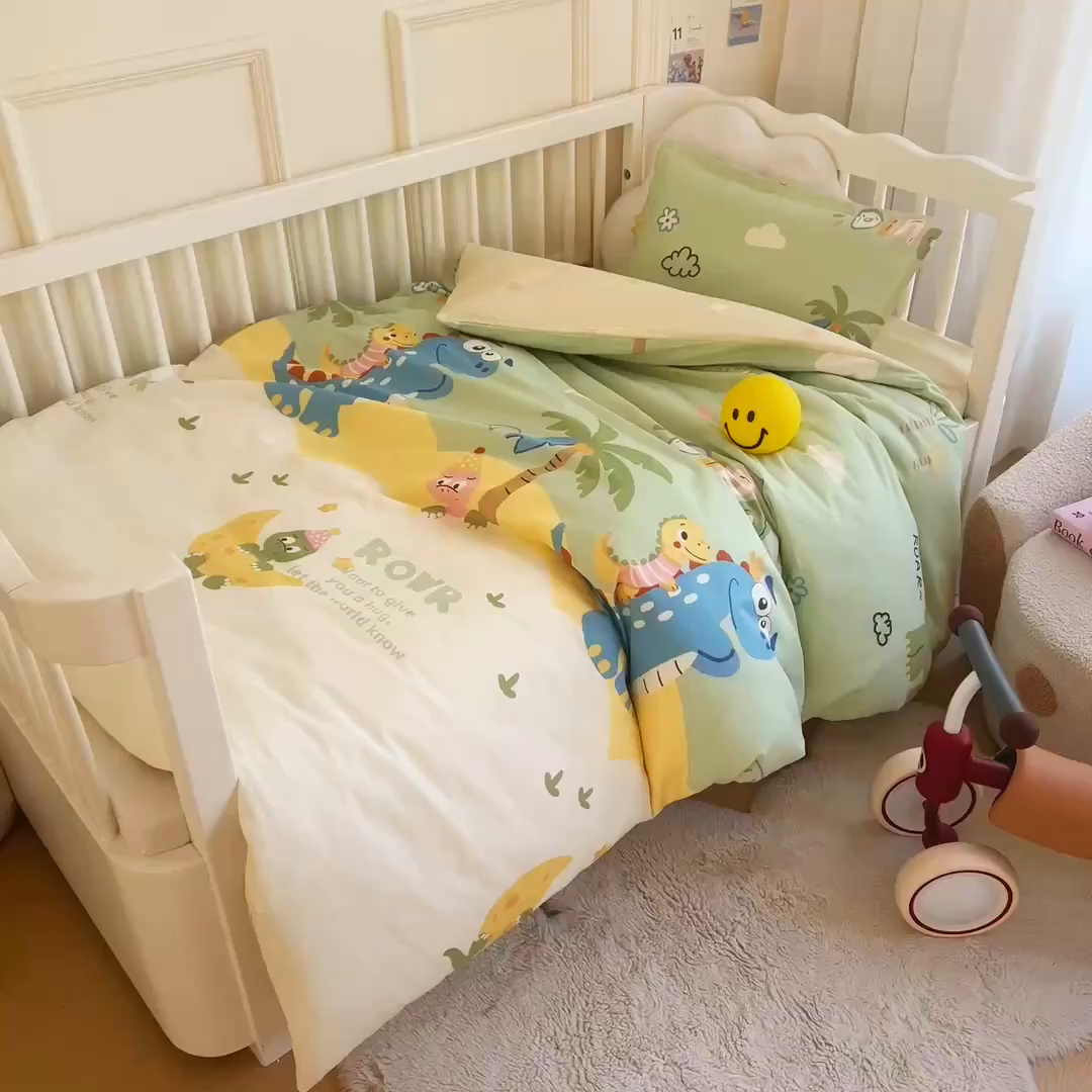91家纺网 家纺一手货源 找家纺 芭伯妮 2026新款全棉AB版幼儿园三件套宝宝午睡被子六件套儿童被套多件套（第一批） 度假恐龙-绿