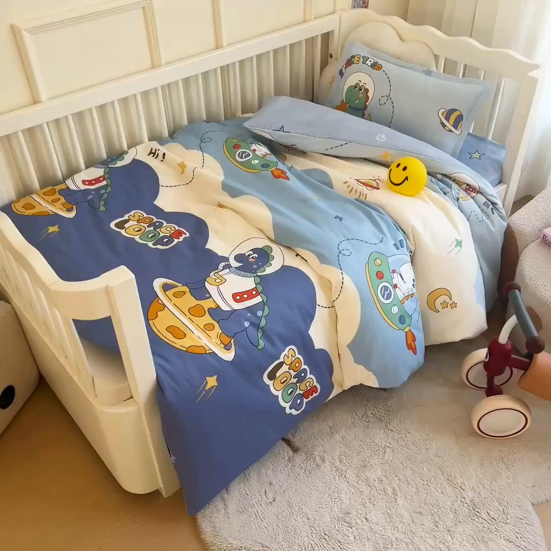 91家纺网 家纺一手货源 找家纺 芭伯妮 2026新款全棉AB版幼儿园三件套宝宝午睡被子六件套儿童被套多件套（第一批） 星际恐龙