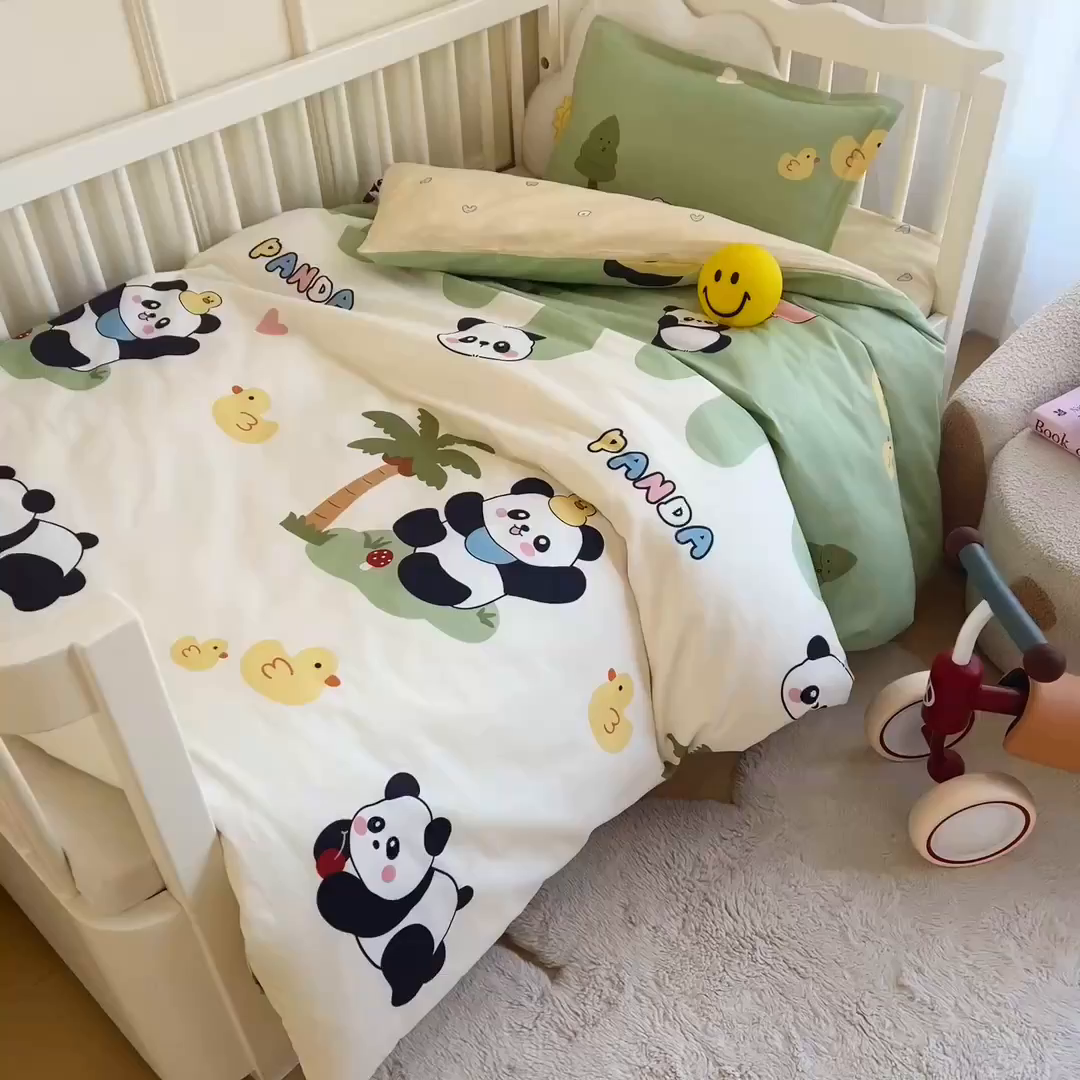 91家纺网 家纺一手货源 找家纺 芭伯妮 2026新款全棉AB版幼儿园三件套宝宝午睡被子六件套儿童被套多件套（第一批） 熊猫鸭鸭乐-绿
