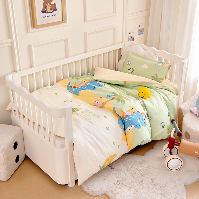 91家纺网 家纺一手货源 找家纺 芭伯妮 2026新款全棉AB版幼儿园三件套宝宝午睡被子六件套儿童被套多件套（第一批） 度假恐龙-绿
